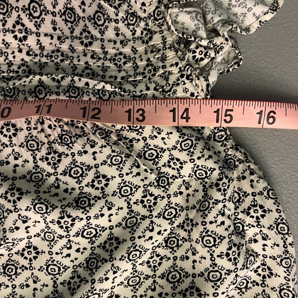 Loft Outlet in good condition flutter sleeve, ruffled next top. Size Medium - Picture 13 of 13